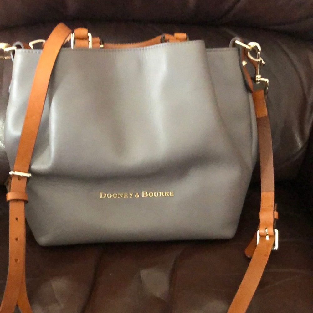 Like new Dooney and Bourke tan leather crossbody bag medium 14” wide x 10”L